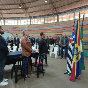 Imagem da notícia REVITALIZAÇÃO DO PISO DO GINÁSIO FLÁVIO DE MELLO É CONCLUÍDA