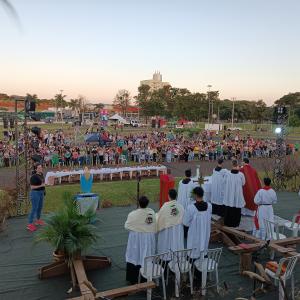 Imagem da notícia VIA SACRA LEVA MILHARES DE PESSOAS AO KARTÓDROMO