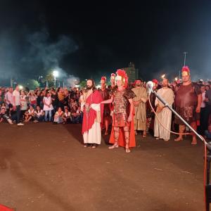 Imagem da notícia VIA SACRA LEVA MILHARES DE PESSOAS AO KARTÓDROMO