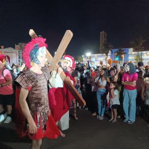 Imagem da notícia VIA SACRA LEVA MILHARES DE PESSOAS AO KARTÓDROMO