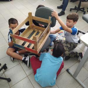 Imagem da notícia ESTUDANTES DA CAETANO PERLATTI APRENDEM SOBRE VIVEIRO DE MUDAS