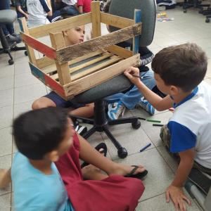 Imagem da notícia ESTUDANTES DA CAETANO PERLATTI APRENDEM SOBRE VIVEIRO DE MUDAS