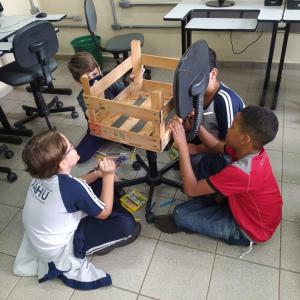 Imagem da notícia ESTUDANTES DA CAETANO PERLATTI APRENDEM SOBRE VIVEIRO DE MUDAS