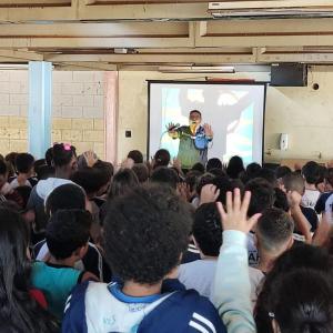 Imagem da notícia ESTUDANTES DO CAIC PARTICIPAM DE PALESTRA SOBRE MAIO AMARELO