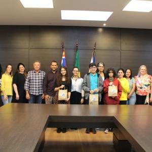 Imagem da notícia PREFEITURA RECEBE ALUNOS VENCEDORES DO CONCURSO DE DESENHO DO CARNÊ DE IPTU