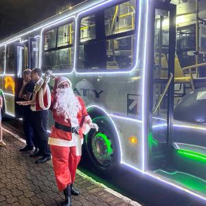Imagem da notícia DESCIDA DO PAPAI NOEL ENCANTA MULTIDÃO DE PESSOAS