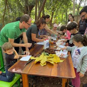 Imagem da notícia CRIANÇAS E ADULTOS APRENDEM PINTURA COM TINTA ECOLÓGICA