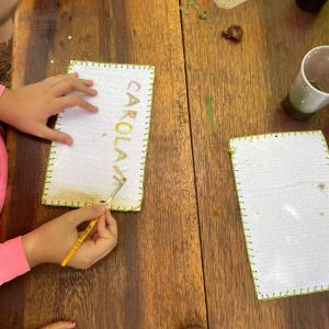 Imagem da notícia CRIANÇAS E ADULTOS APRENDEM PINTURA COM TINTA ECOLÓGICA