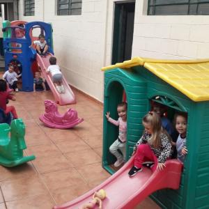 Imagem da notícia As aulas voltaram e as nossas escolas estão do jeito que a gente mais gosta: cheias de alunos!