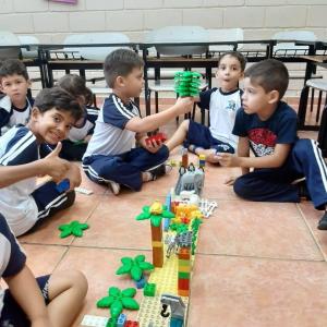 Imagem da notícia As aulas voltaram e as nossas escolas estão do jeito que a gente mais gosta: cheias de alunos!