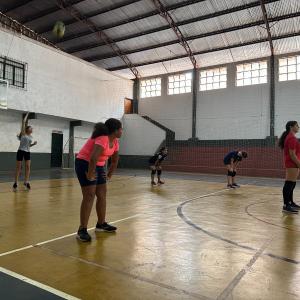 Imagem da notícia PREFEITURA OFERECE AULAS GRATUITAS DE VÔLEI FEMININO