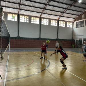 Imagem da notícia PREFEITURA OFERECE AULAS GRATUITAS DE VÔLEI FEMININO