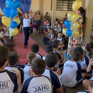 Imagem da notícia PELO TERCEIRO ANO SEGUINDO, PREFEITURA REALIZA ENTREGA KITS DE MATERIAIS E UNIFORMES ESCOLARES PARA ALUNOS DA REDE MUNICIPAL