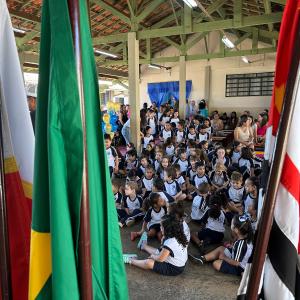 Imagem da notícia PELO TERCEIRO ANO SEGUINDO, PREFEITURA REALIZA ENTREGA KITS DE MATERIAIS E UNIFORMES ESCOLARES PARA ALUNOS DA REDE MUNICIPAL