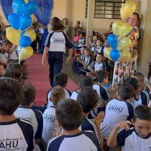 Imagem da notícia PELO TERCEIRO ANO SEGUINDO, PREFEITURA REALIZA ENTREGA KITS DE MATERIAIS E UNIFORMES ESCOLARES PARA ALUNOS DA REDE MUNICIPAL