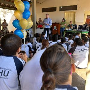 Imagem da notícia PELO TERCEIRO ANO SEGUINDO, PREFEITURA REALIZA ENTREGA KITS DE MATERIAIS E UNIFORMES ESCOLARES PARA ALUNOS DA REDE MUNICIPAL