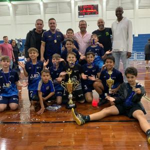 Imagem da notícia DEFINIDOS OS CAMPEÕES DO FUTSAL SUB-9 E SUB-11