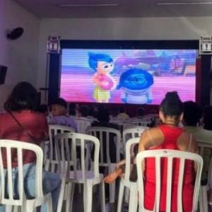 Imagem da notícia FIM DE SEMANA COM CINEMA NOS BAIRROS E BANDA CARLOS NO JARDIM DE BAIXO
