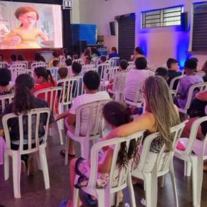 Imagem da notícia FIM DE SEMANA COM CINEMA NOS BAIRROS E BANDA CARLOS NO JARDIM DE BAIXO
