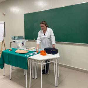 Imagem da notícia PROFISSIONAIS DA SAÚDE ATUALIZAM CONHECIMENTO SOBRE FERIDAS E CURATIVOS