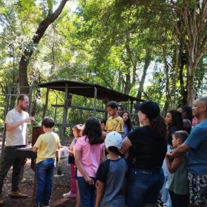 Imagem da notícia HORTO MUNICIPAL: ADULTOS E CRIANÇAS VIVEM MOMENTOS DE ENCANTAMENTO