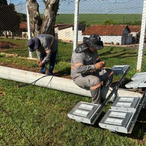 Imagem da notícia +UMAOBRADAPREFEITURA: CAMPO DO DISTRITO DE POTUNDUVA GANHA SISTEMA DE ILUMINAÇÃO