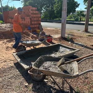 Imagem da notícia +UMAOBRADAPREFEITURA: INICIADAS AS OBRAS DE CONSTRUÇÃO DOS BANHEIROS DO LAGO DO SILVÉRIO
