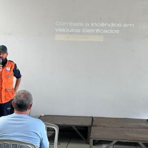 Imagem da notícia TREINAMENTO PÕE EM FOCO O DESAFIO DE INCÊNDIOS EM VEÍCULOS ELETRIFICADOS