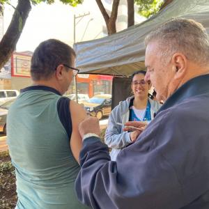 Imagem da notícia MAIS DE 500 PESSOAS VÃO À PRAÇA TOMAR VACINA CONTRA GRIPE