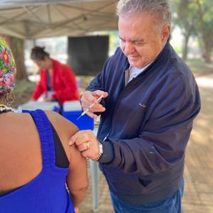Imagem da notícia MAIS DE 500 PESSOAS VÃO À PRAÇA TOMAR VACINA CONTRA GRIPE