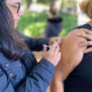 Imagem da notícia MAIS DE 500 PESSOAS VÃO À PRAÇA TOMAR VACINA CONTRA GRIPE
