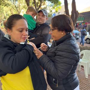 Imagem da notícia MAIS DE 500 PESSOAS VÃO À PRAÇA TOMAR VACINA CONTRA GRIPE