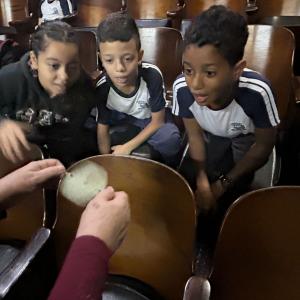 Imagem da notícia CRIANÇAS ESTIMULAM A CRIATIVIDADE COM TEATRO DE SOMBRAS ANIMADO