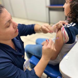 Imagem da notícia VACINAÇÃO NAS ESCOLAS CONTRA GRIPE: EM 8 DIAS MAIS DE 1200 PESSOAS SÃO VACINADAS