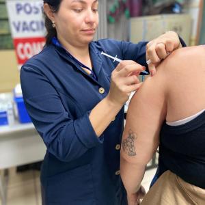Imagem da notícia VACINAÇÃO NAS ESCOLAS CONTRA GRIPE: EM 8 DIAS MAIS DE 1200 PESSOAS SÃO VACINADAS