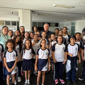 Imagem da notícia ALUNOS DA EMEF ALVARINA BIZARRO SOUZA VISITAM A PREFEITURA