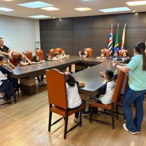 Imagem da notícia ALUNOS DA EMEF ALVARINA BIZARRO SOUZA VISITAM A PREFEITURA