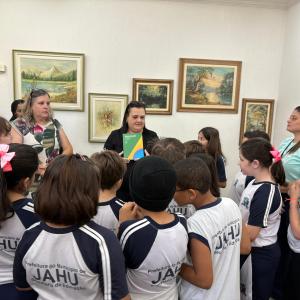 Imagem da notícia ALUNOS DA EMEF ALVARINA BIZARRO SOUZA VISITAM A PREFEITURA