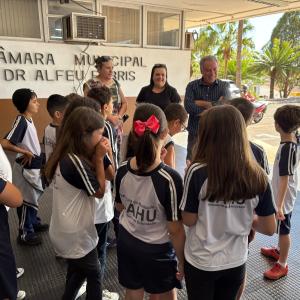 Imagem da notícia ALUNOS DA EMEF ALVARINA BIZARRO SOUZA VISITAM A PREFEITURA