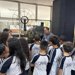 Imagem da notícia ALUNOS DA EMEF ALVARINA BIZARRO SOUZA VISITAM A PREFEITURA