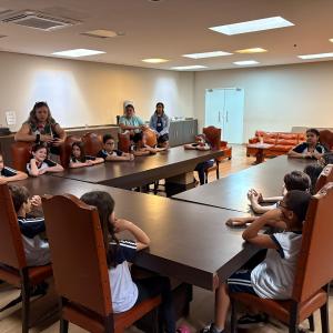 Imagem da notícia ALUNOS DA EMEF ALVARINA BIZARRO SOUZA VISITAM A PREFEITURA