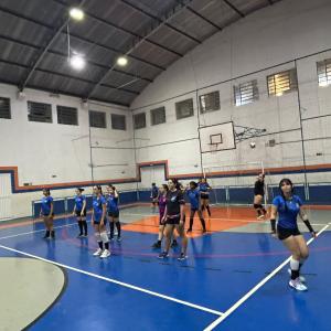 Imagem da notícia PROJETO "JAÚ VÔLEI" OFERECE AULAS GRATUITAS PARA MENINAS DA CIDADE