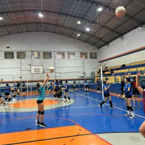 Imagem da notícia PROJETO "JAÚ VÔLEI" OFERECE AULAS GRATUITAS PARA MENINAS DA CIDADE
