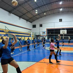 Imagem da notícia PROJETO "JAÚ VÔLEI" OFERECE AULAS GRATUITAS PARA MENINAS DA CIDADE