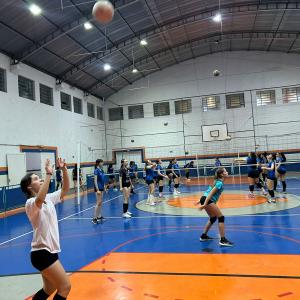 Imagem da notícia PROJETO "JAÚ VÔLEI" OFERECE AULAS GRATUITAS PARA MENINAS DA CIDADE