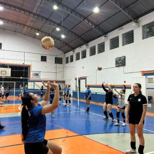 Imagem da notícia PROJETO "JAÚ VÔLEI" OFERECE AULAS GRATUITAS PARA MENINAS DA CIDADE