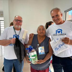 Imagem da notícia PREFEITURA LEVA MORADORES DA VILA DIGNIDADE À PRAIA