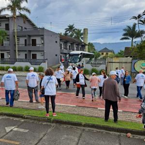 Imagem da notícia MORADORES DA VILA DIGNIDADE CHEGAM À PRAIA