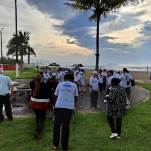 Imagem da notícia MORADORES DA VILA DIGNIDADE CHEGAM À PRAIA