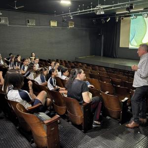 Imagem da notícia ALUNOS VISITAM O CINE MUNICIPAL